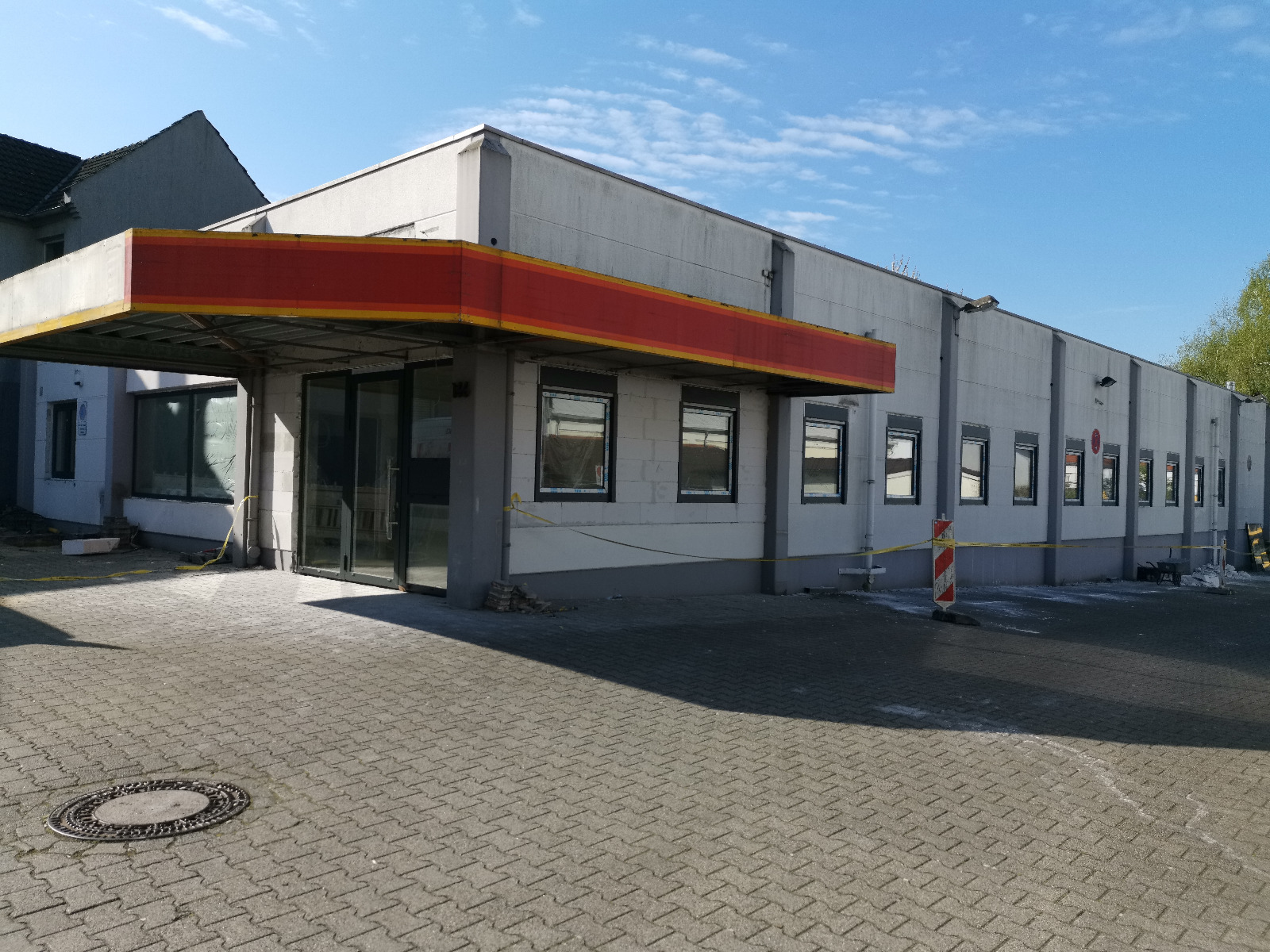 Fenster- und Türmontage im Einzelhandelsobjekt